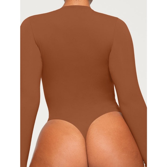 SKIMS Fits Everybody - Long Sleeve Crewneck Bodysuit - Picture 4 of 9